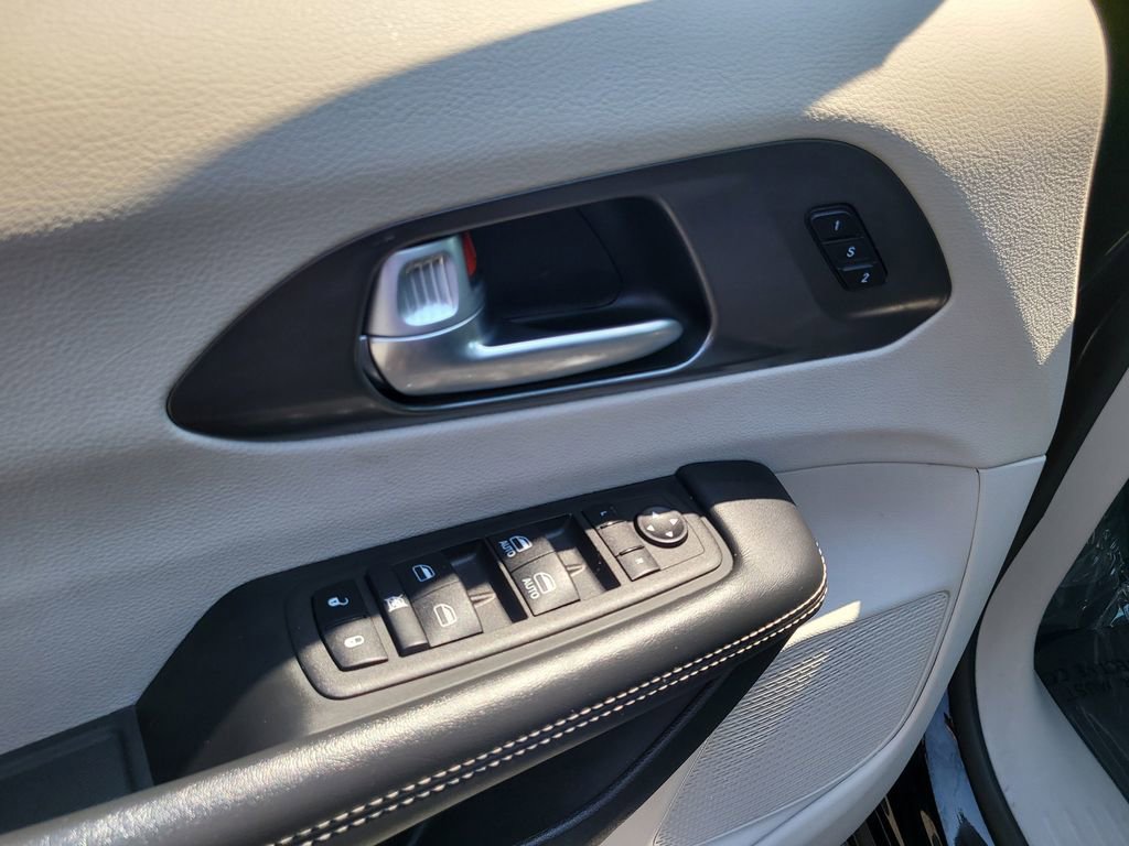 Used 2024 Chrysler Pacifica Touring-L image 15