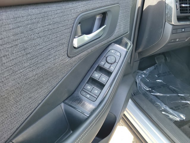 Used 2023 Nissan Rogue SV image 16