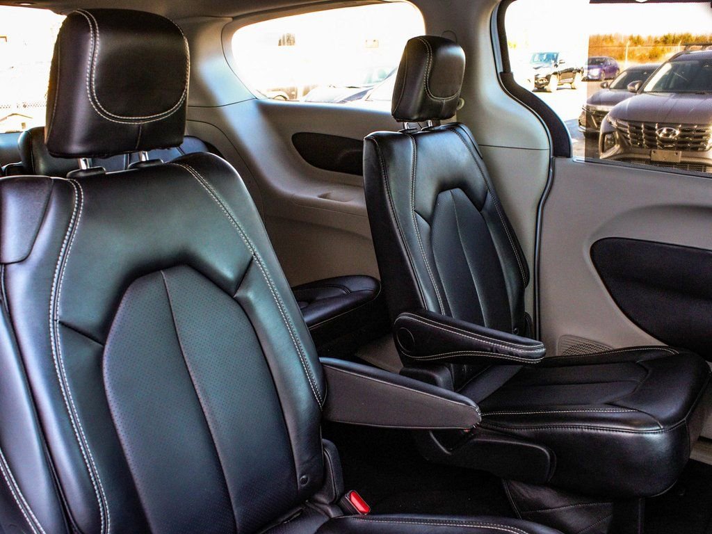 Used 2024 Chrysler Pacifica Touring-L image 41