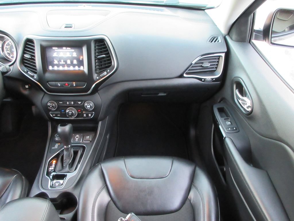 Used 2021 Jeep Cherokee Latitude Plus AWD/4WD image 16