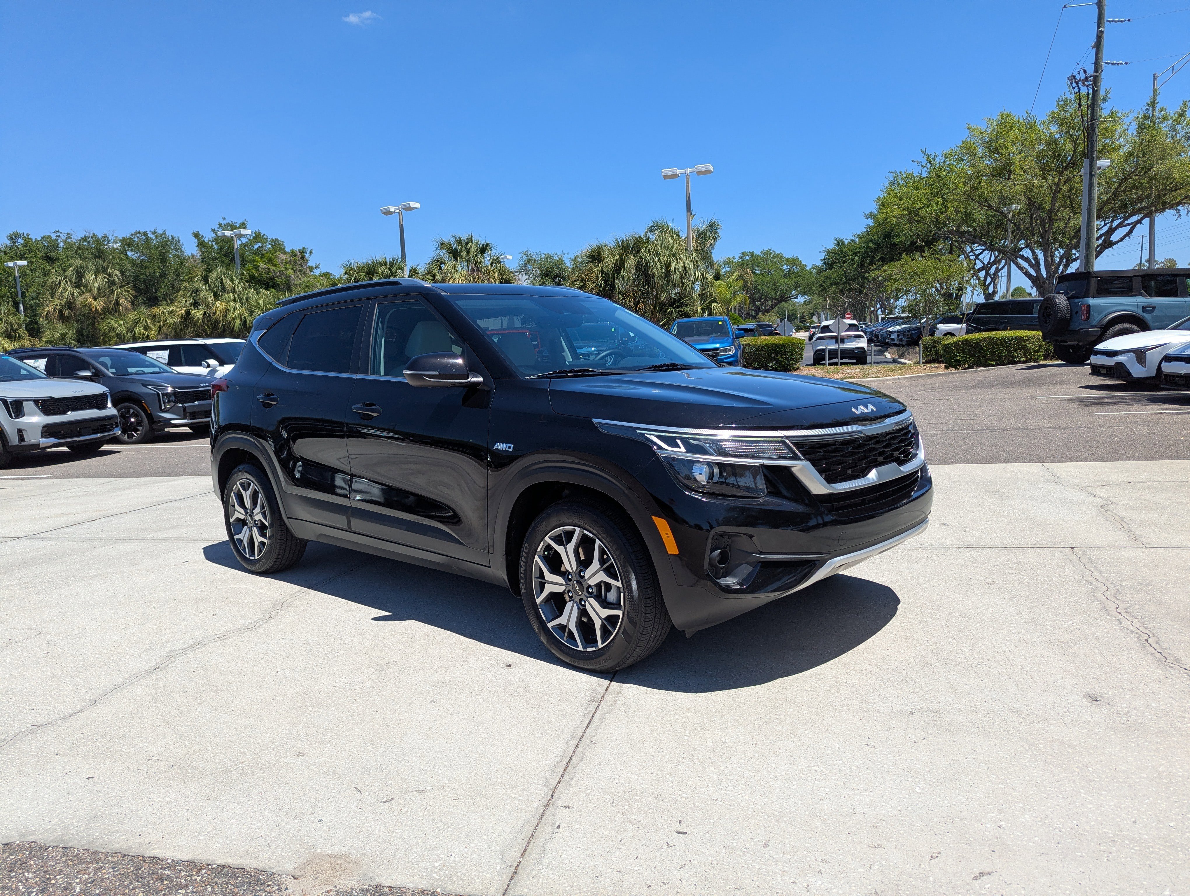 Used 2022 Kia Seltos EX AWD/4WD image 2