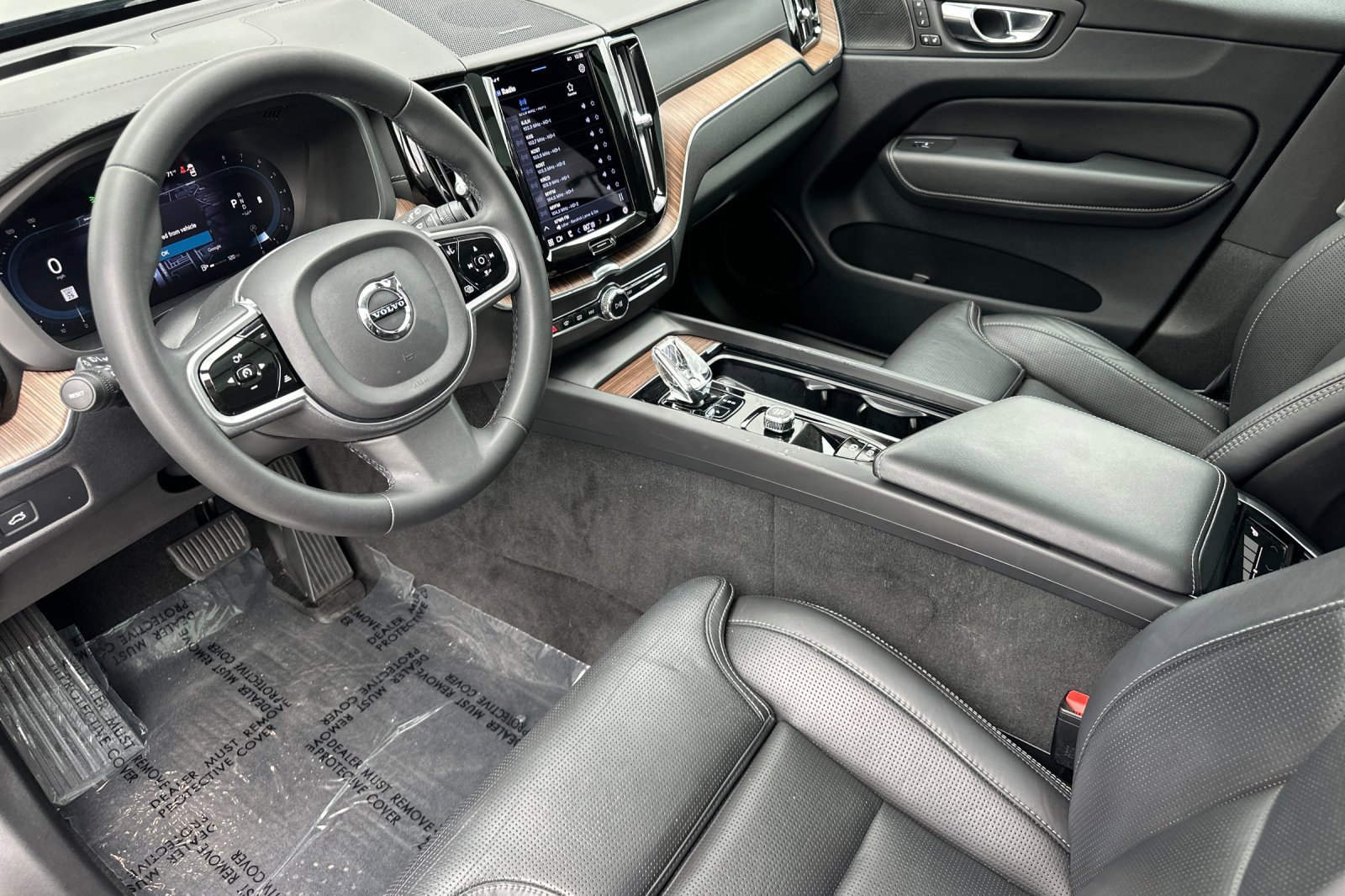 Used 2023 Volvo XC60 B5 Ultimate w/ Climate Package image 9