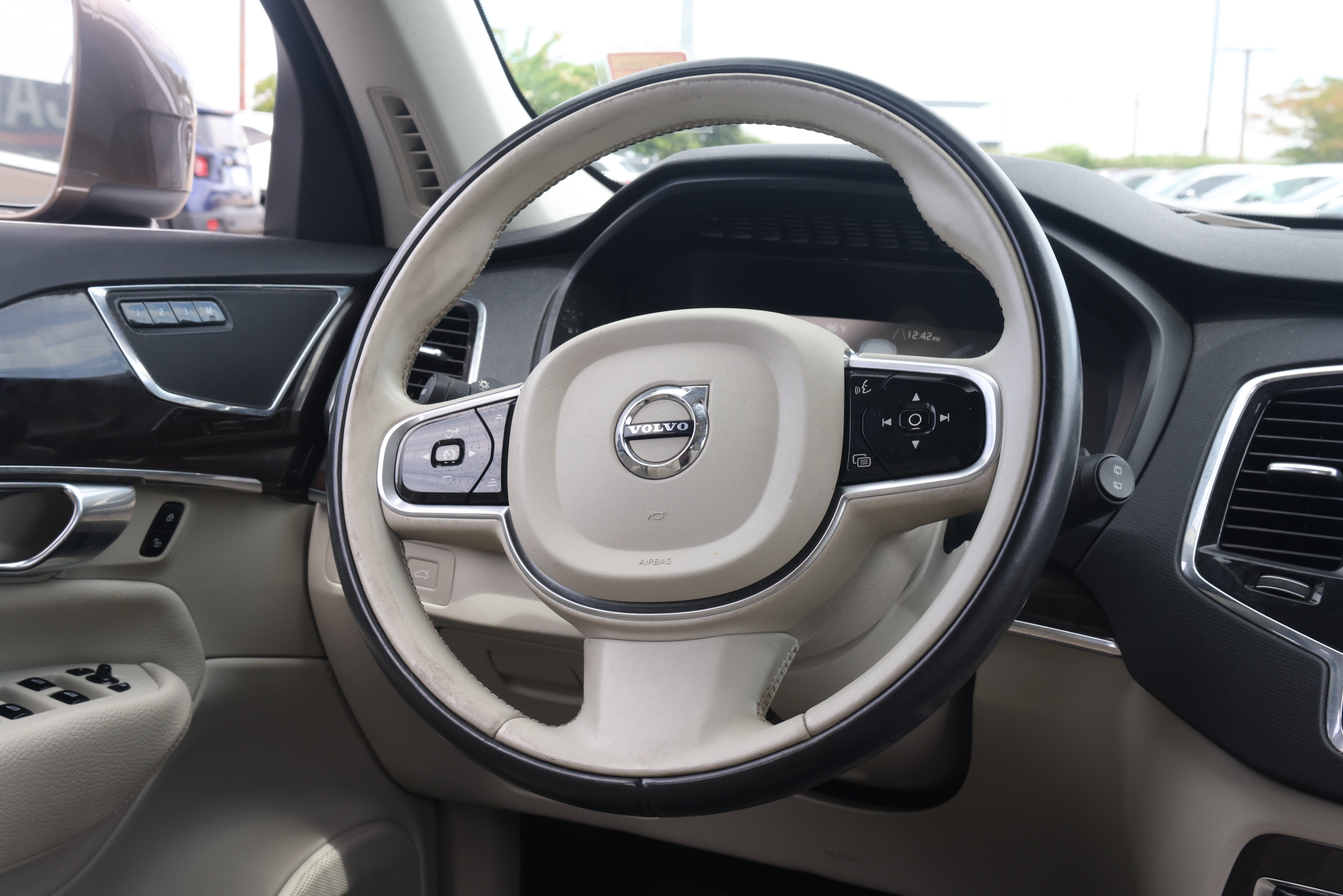 Used 2017 Volvo XC90 T6 Momentum w/ Vision Package AWD/4WD image 9