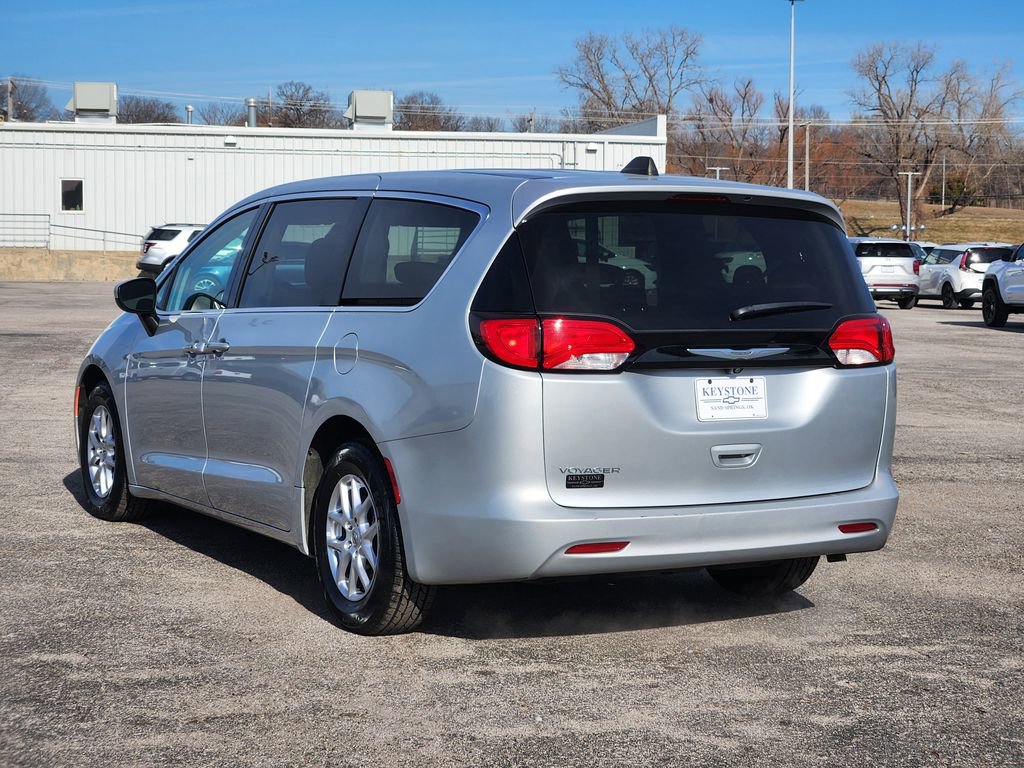 Used 2023 Chrysler Voyager LX image 7