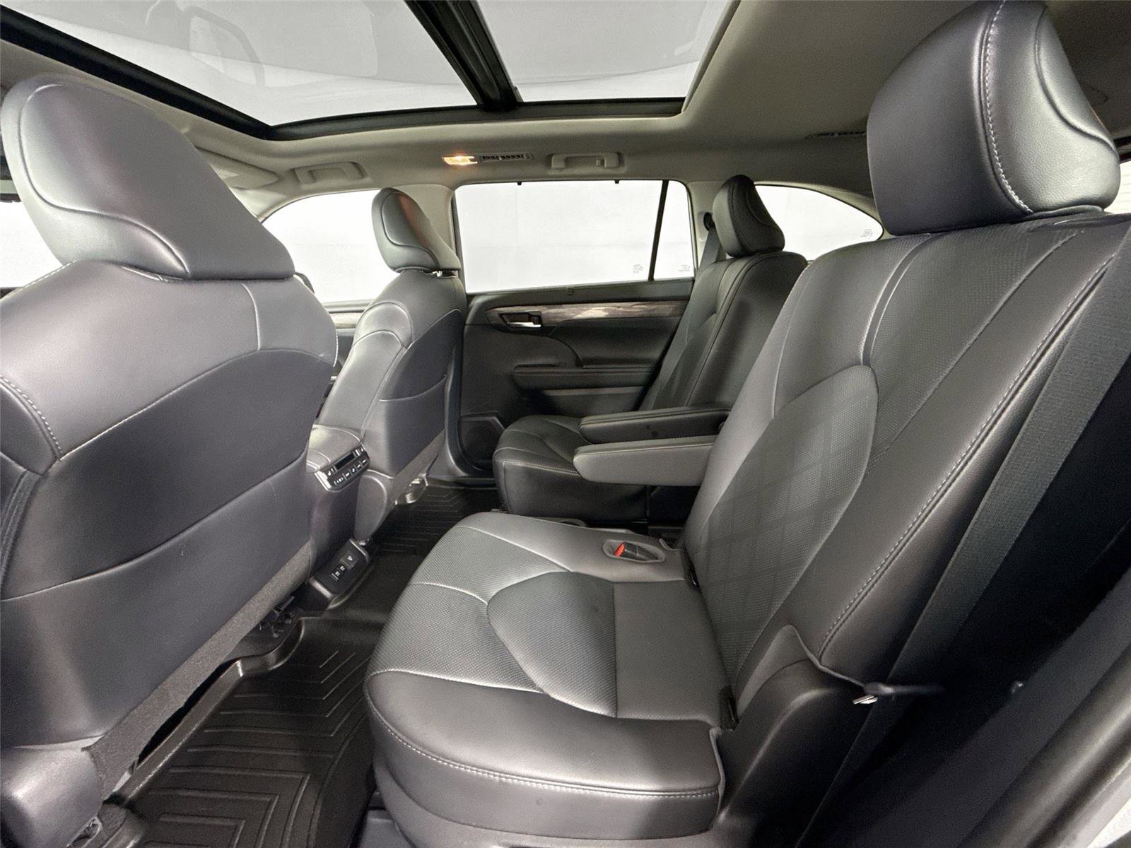 Certified 2021 Toyota Highlander Platinum AWD/4WD image 32