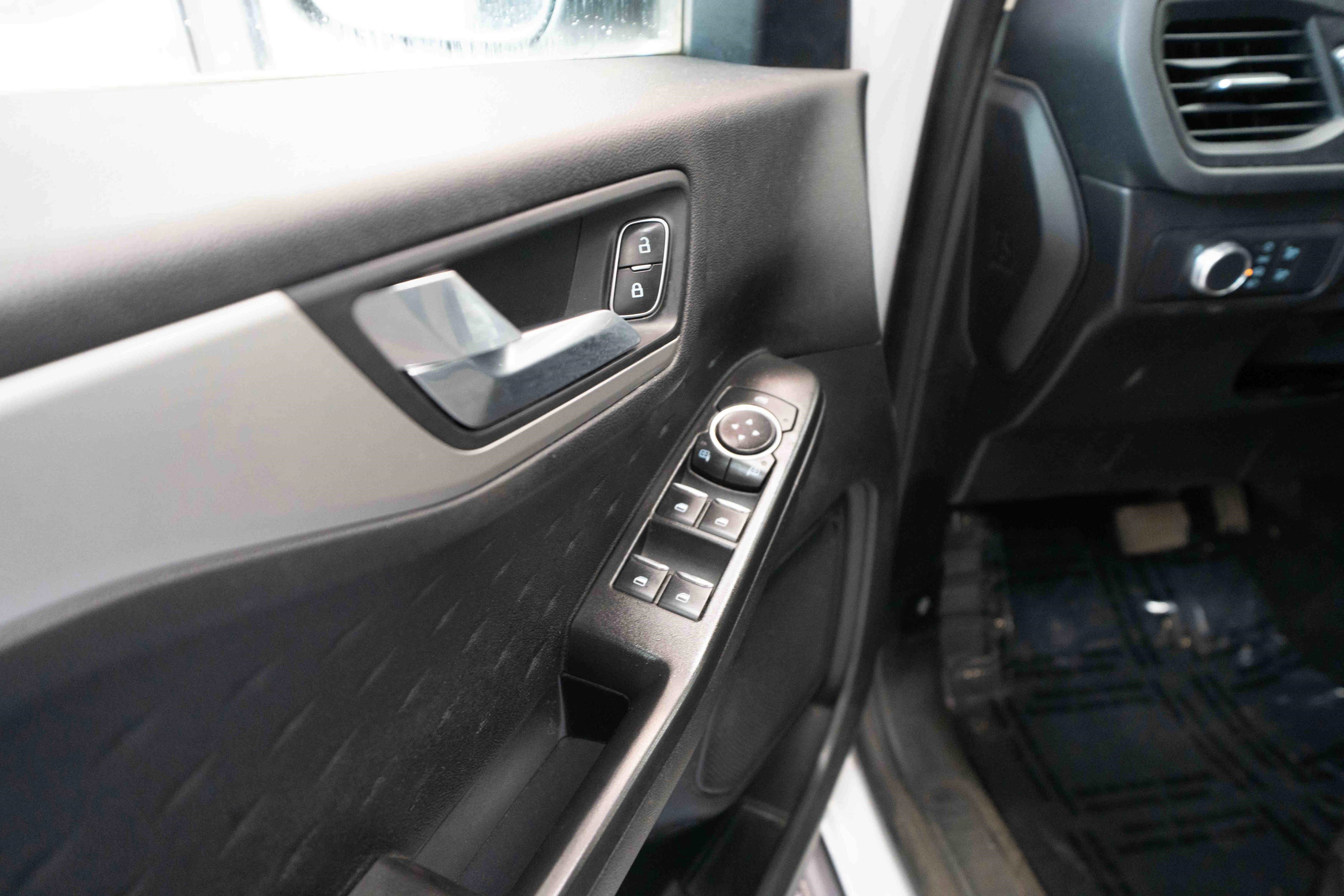 Used 2020 Ford Escape SE image 8