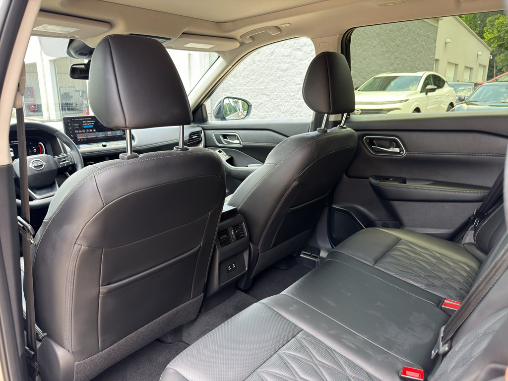 Used 2025 Nissan Rogue Platinum AWD/4WD image 13