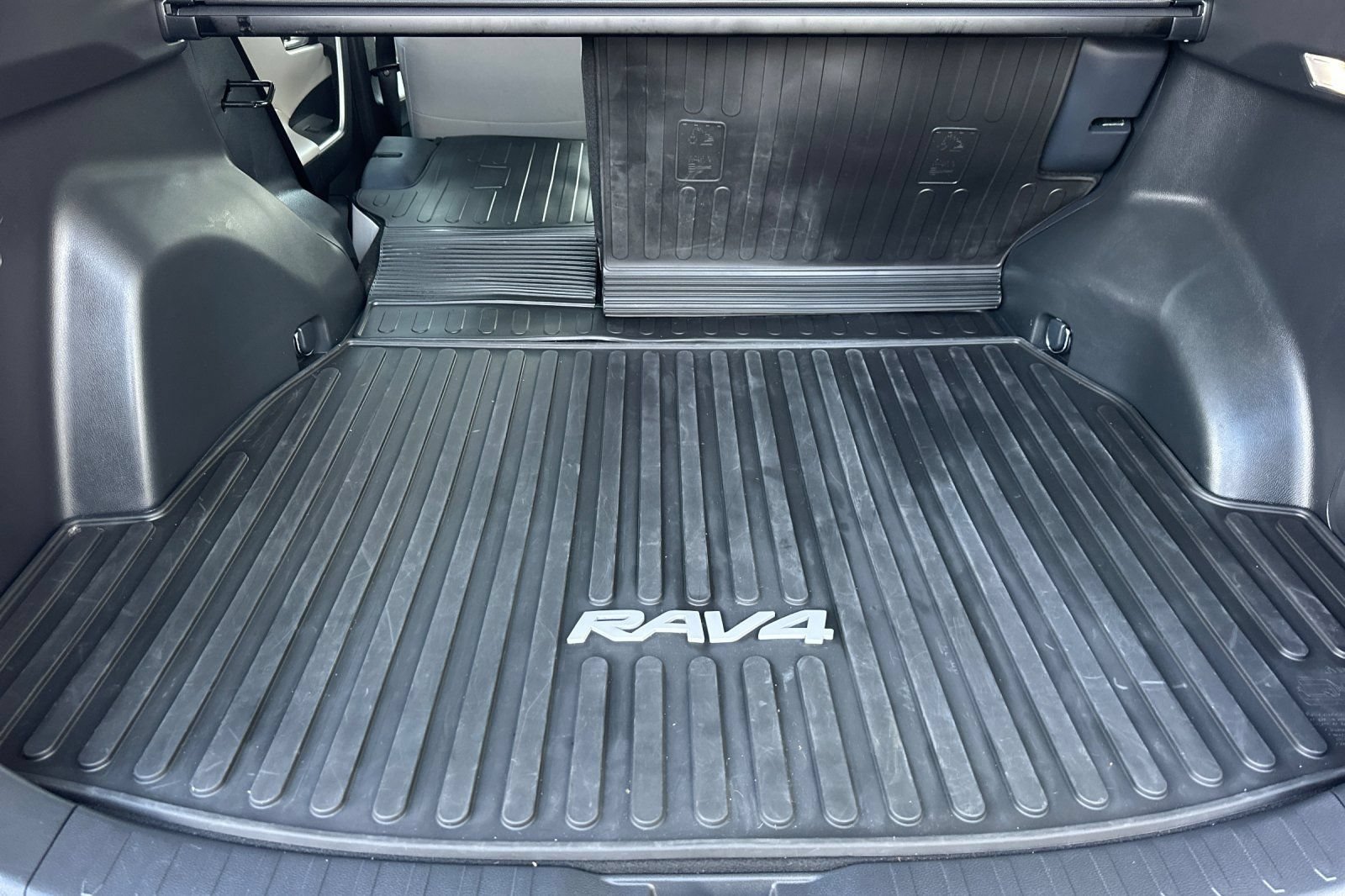 Used 2025 Toyota RAV4 XLE w/ Convenience Package FWD image 18