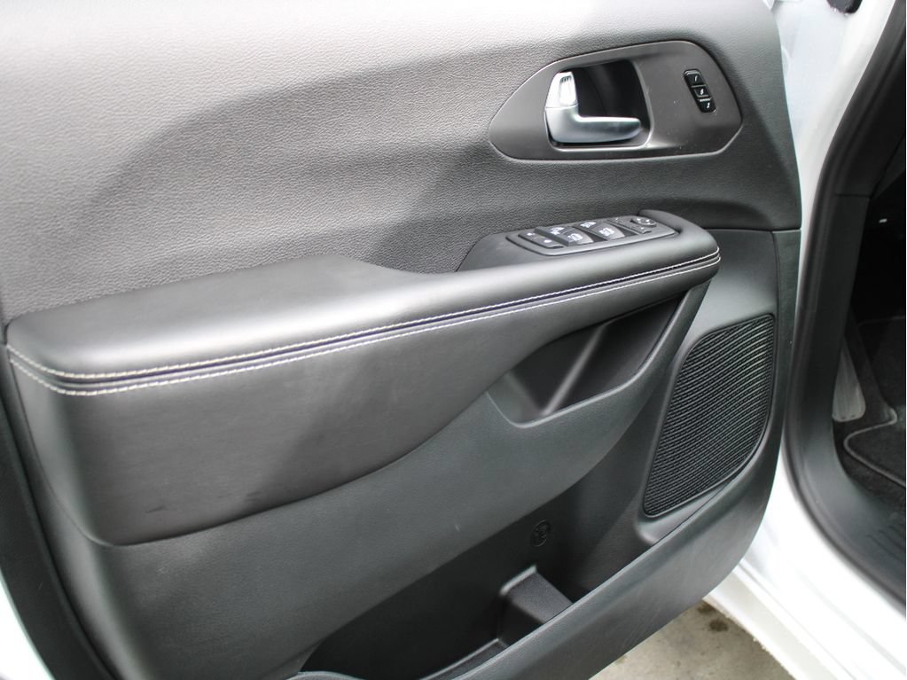 New 2026 Chrysler Pacifica Select AWD/4WD image 9