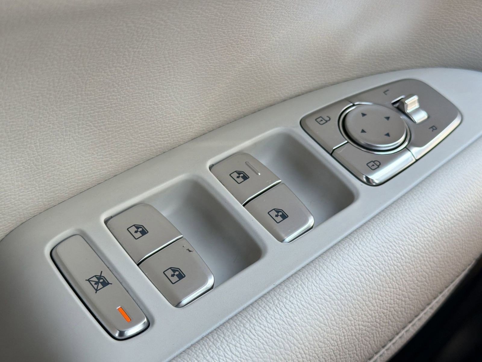 Used 2025 Genesis G70 2.5T image 26