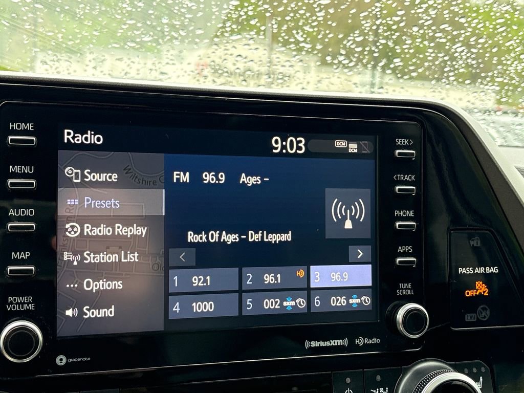 Used 2022 Toyota Highlander XLE AWD/4WD image 16
