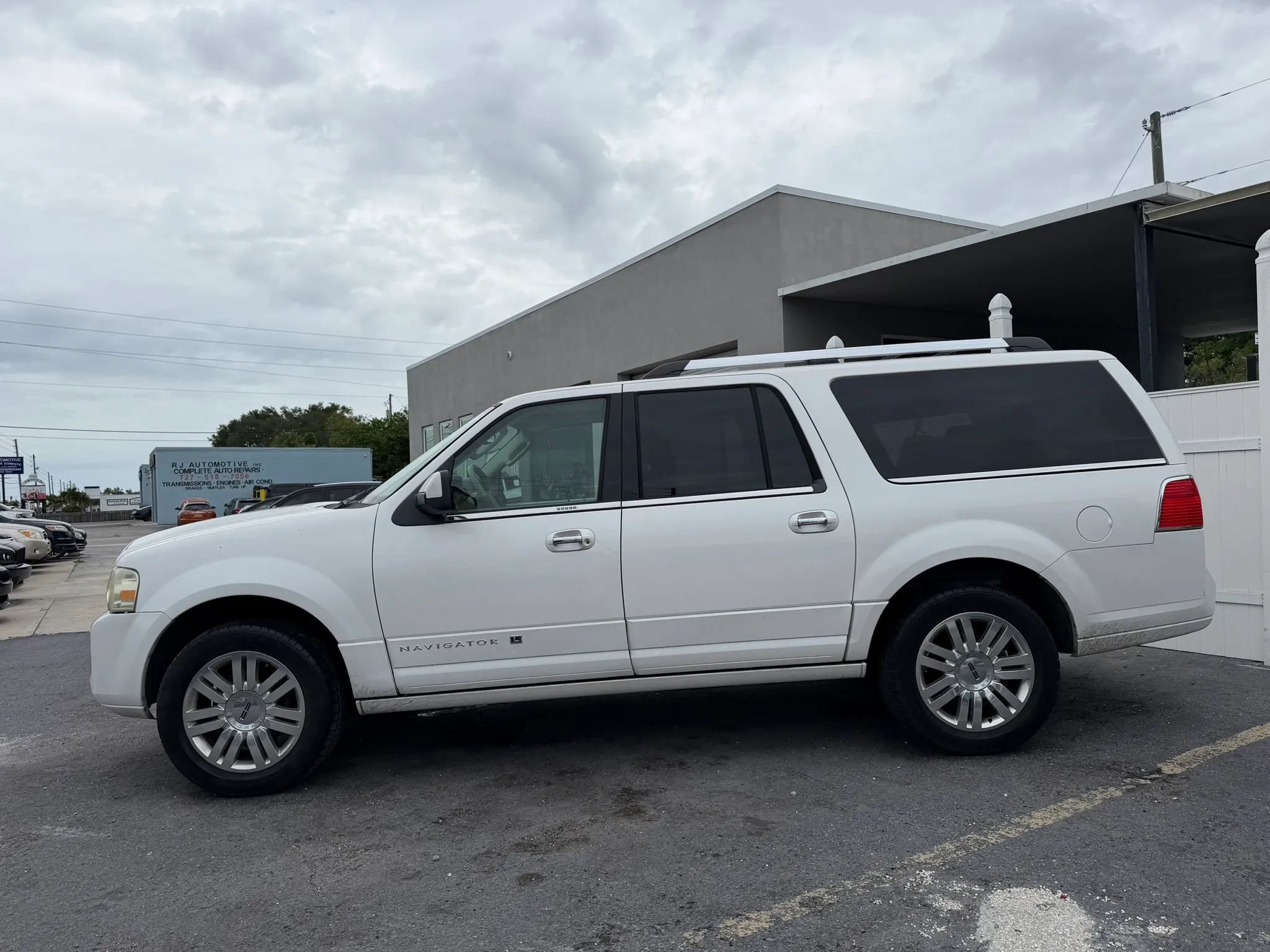 Used 2013 Lincoln Navigator L 2WD w/ HD Trailer Tow Pkg image 2