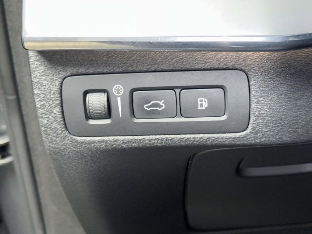 Used 2016 Volvo XC90 T8 Momentum w/ Vision Package image 27