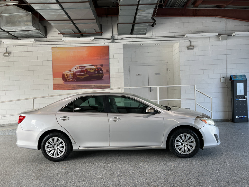 Used 2014 Toyota Camry LE FWD image 9
