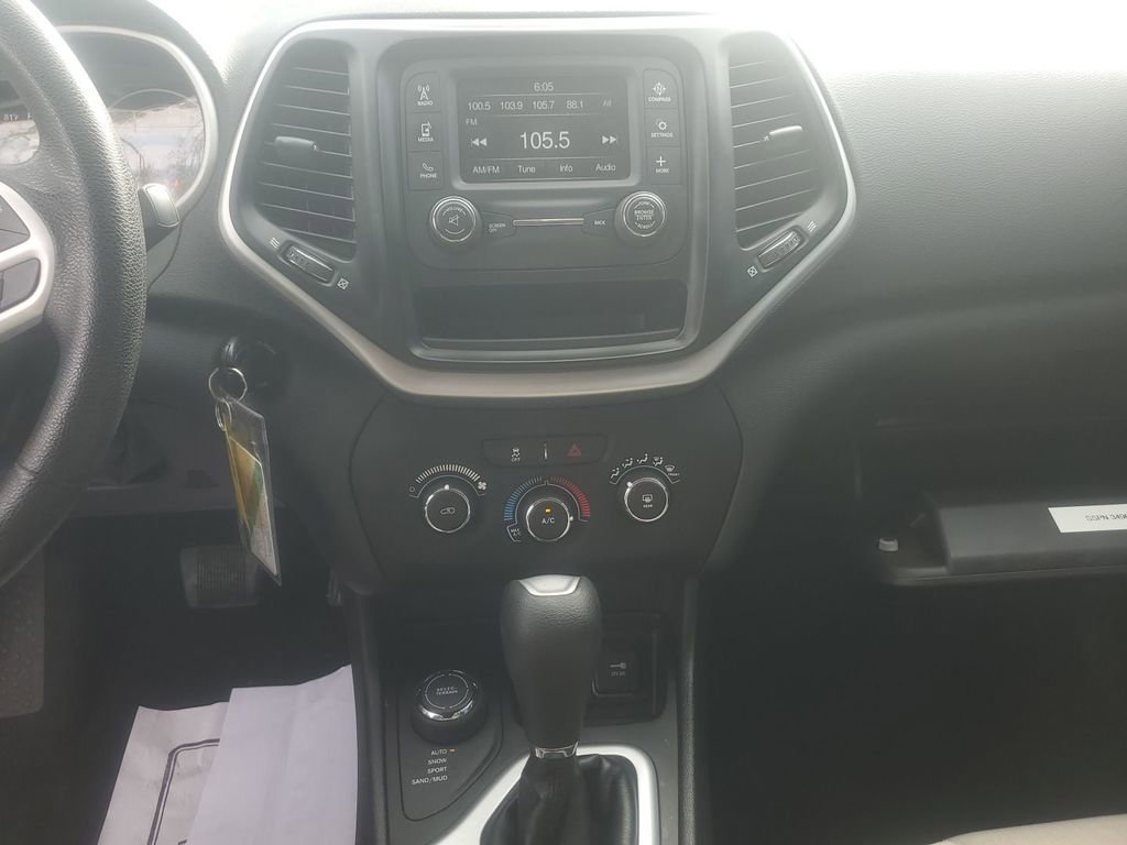 Used 2017 Jeep Cherokee Sport image 11