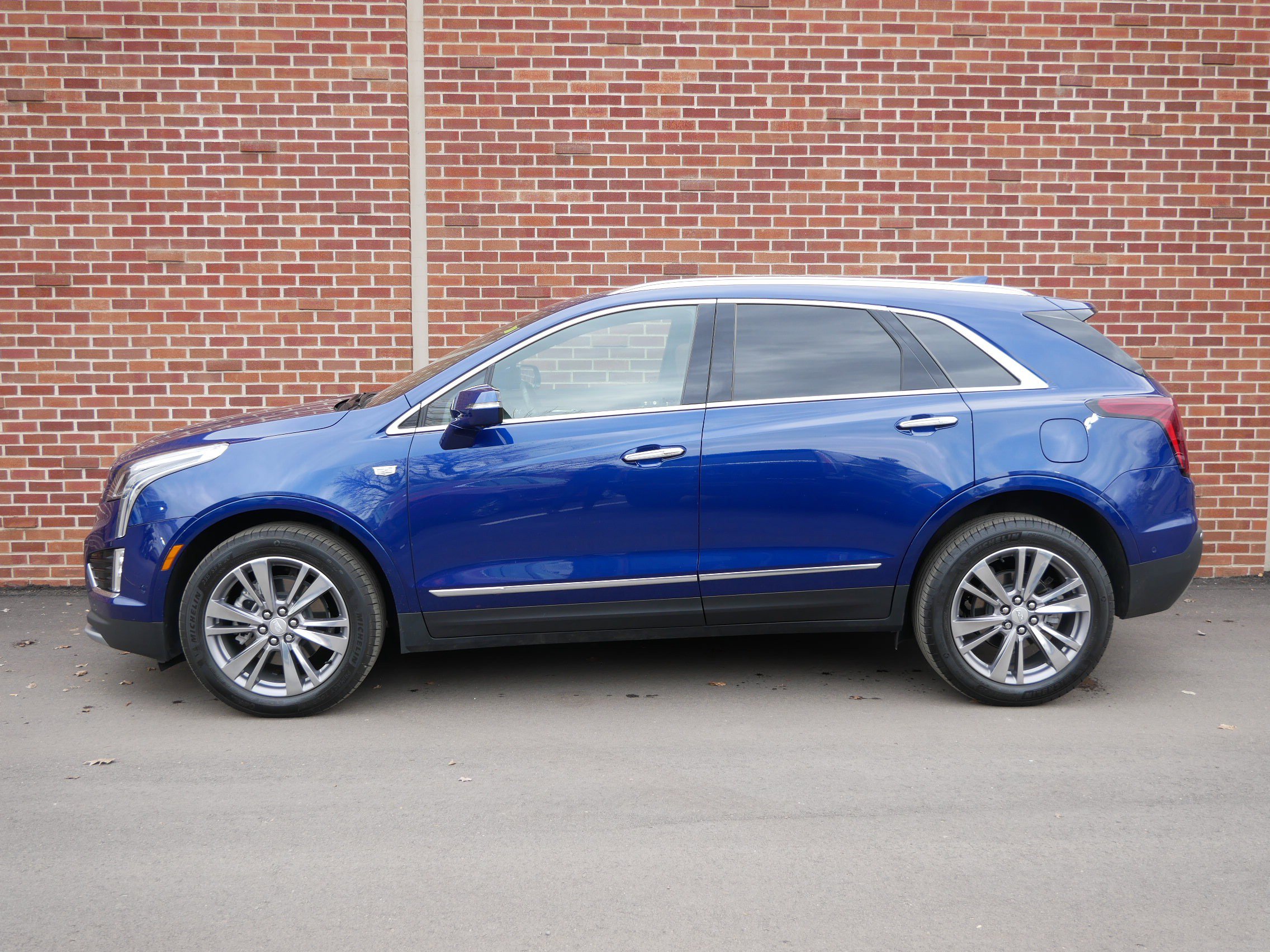 Certified 2025 Cadillac XT5 Premium Luxury w/ Technology Package image 2