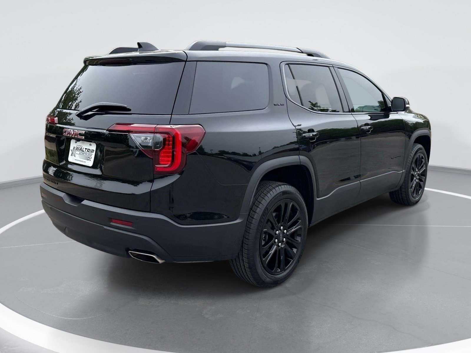 Certified 2023 GMC Acadia SLE w/ Driver Convenience Package FWD image 9