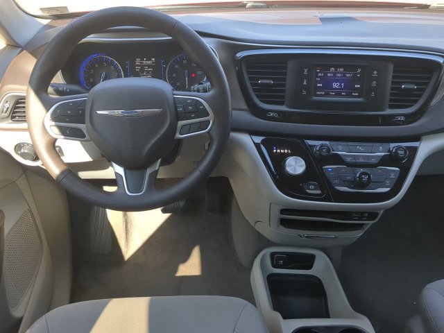 Used 2017 Chrysler Pacifica LX FWD image 15