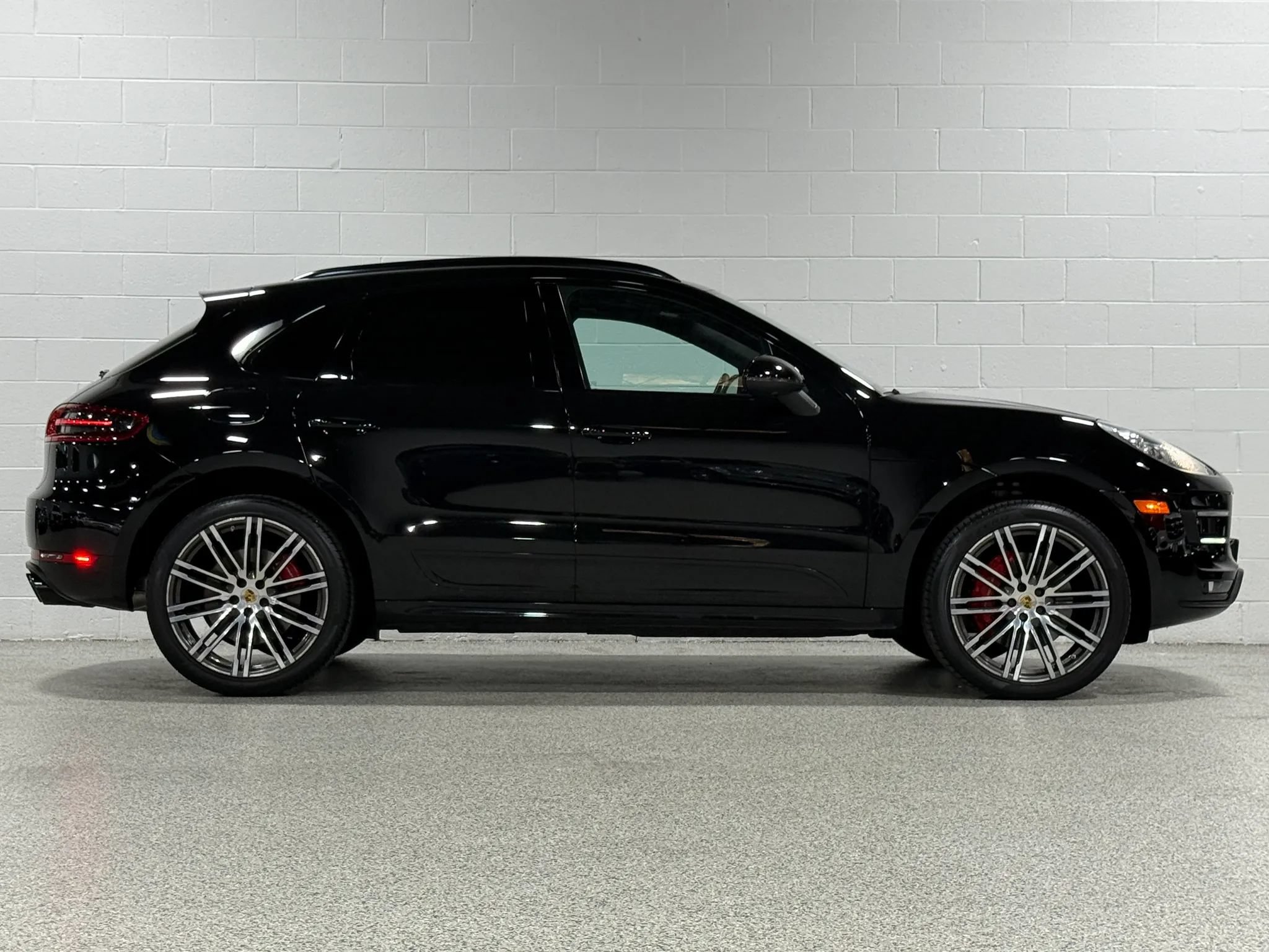 Used 2016 Porsche Macan Turbo AWD/4WD image 5