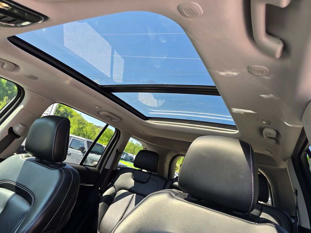 Used 2023 Jeep Grand Cherokee Limited AWD/4WD image 11