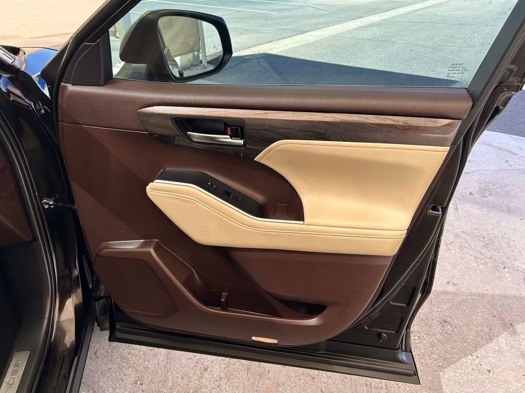 Used 2021 Toyota Highlander Limited image 21