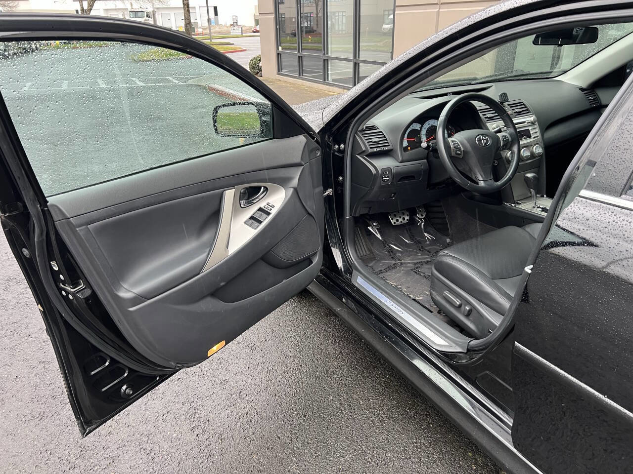 Used 2011 Toyota Camry SE w/ Sport Leather Pkg FWD image 7