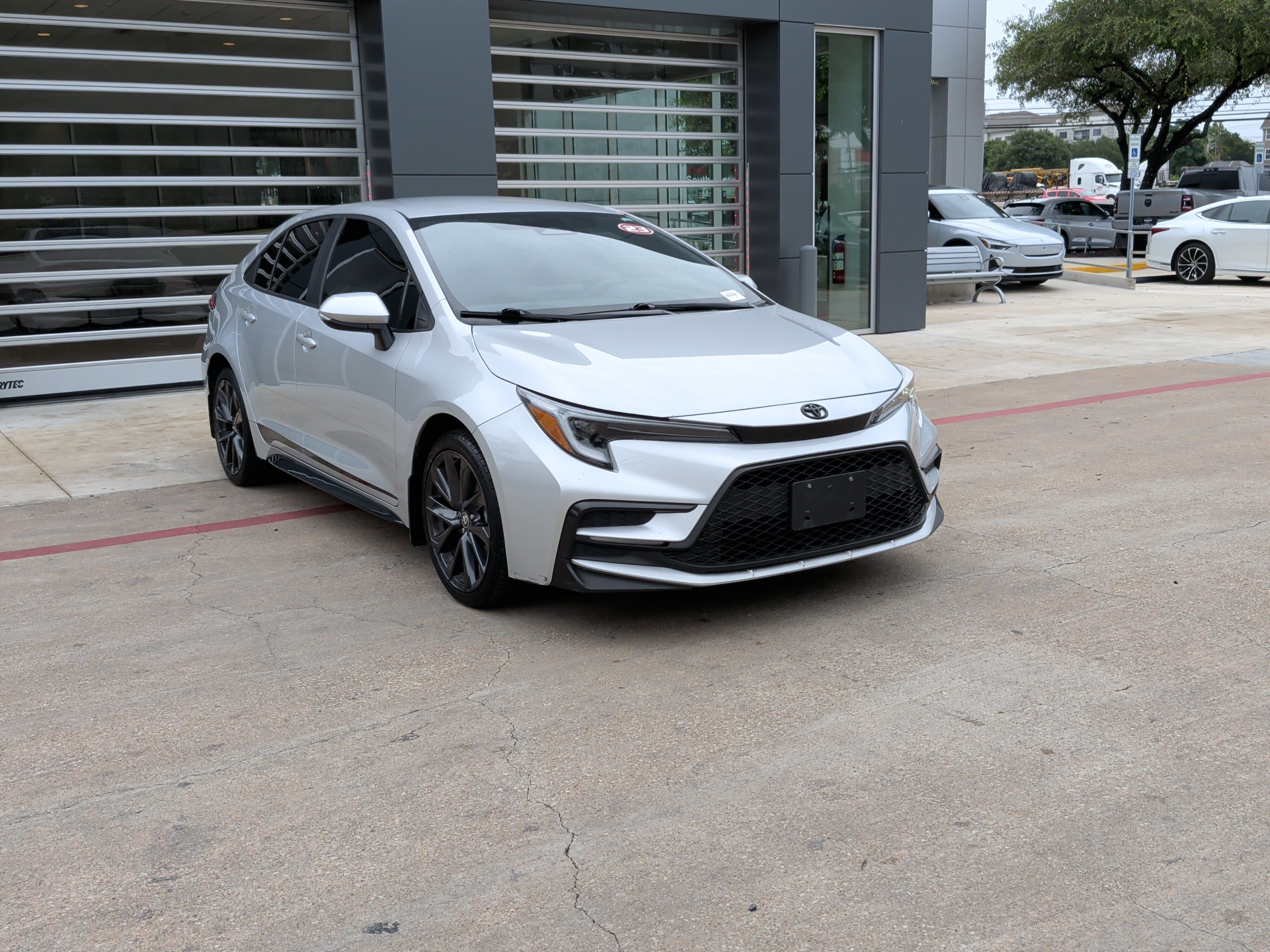 Used 2023 Toyota Corolla SE FWD image 2