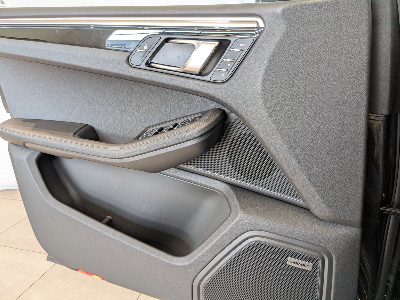 Certified 2025 Porsche Macan image 13