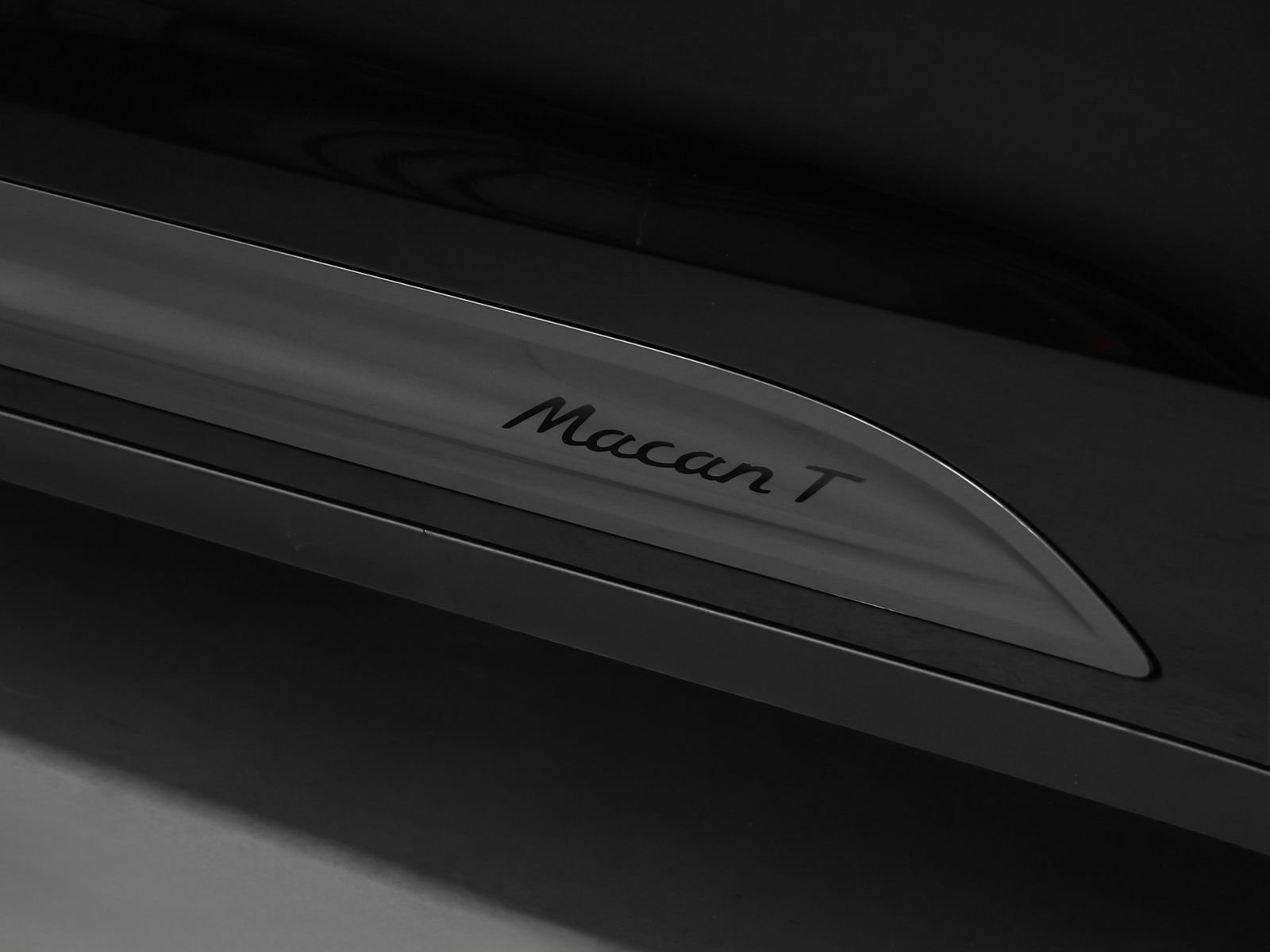 New 2026 Porsche Macan Turbo AWD/4WD image 15