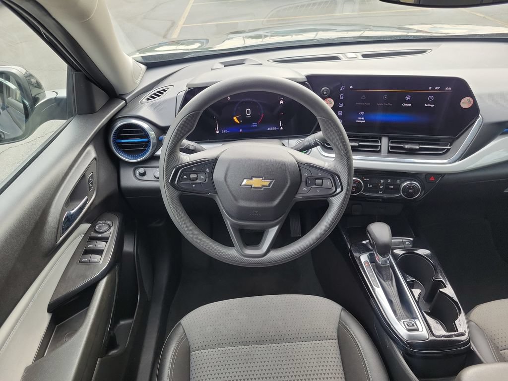 Used 2025 Chevrolet Trax LT FWD image 14