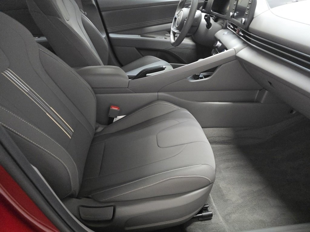 Used 2025 Hyundai Elantra Sport image 25