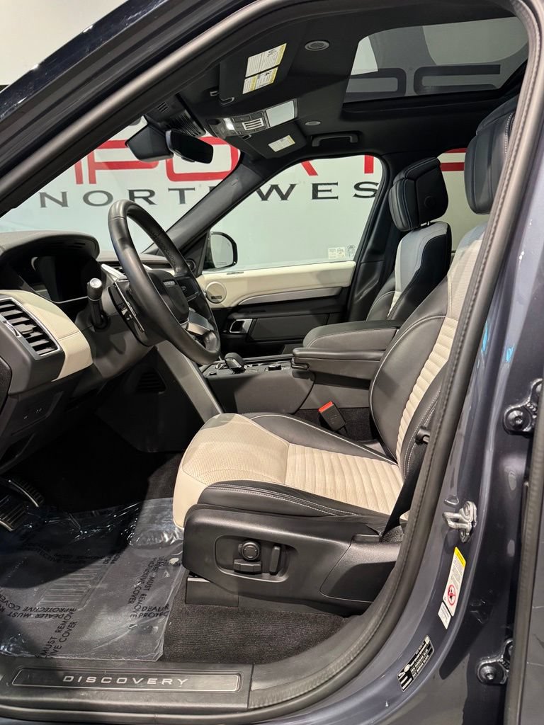 Used 2024 Land Rover Discovery Dynamic SE AWD/4WD image 12