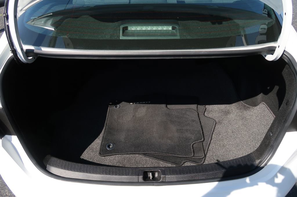 Used 2021 Toyota Corolla LE w/ Carpet Mat Package (TMS) image 11