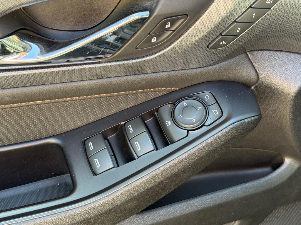 Used 2020 Chevrolet Traverse Premier w/ LPO, Blackout Package FWD image 17