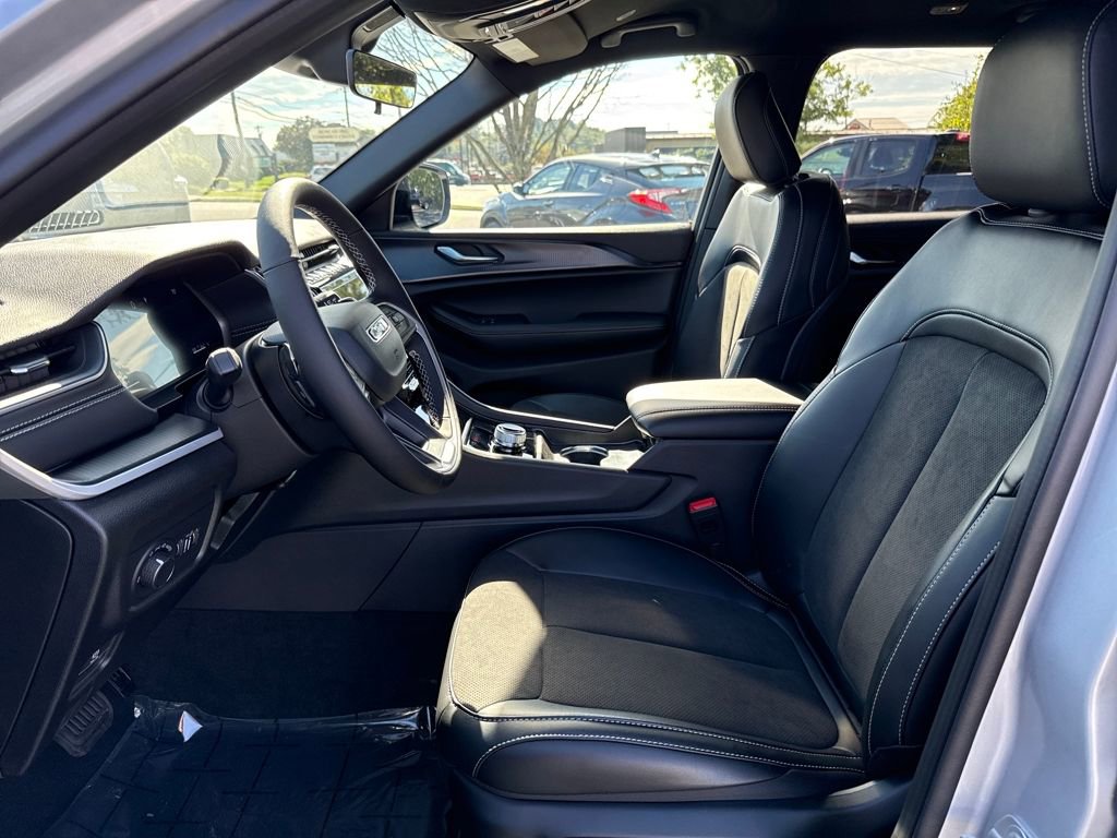 New 2025 Jeep Grand Cherokee L Laredo image 11