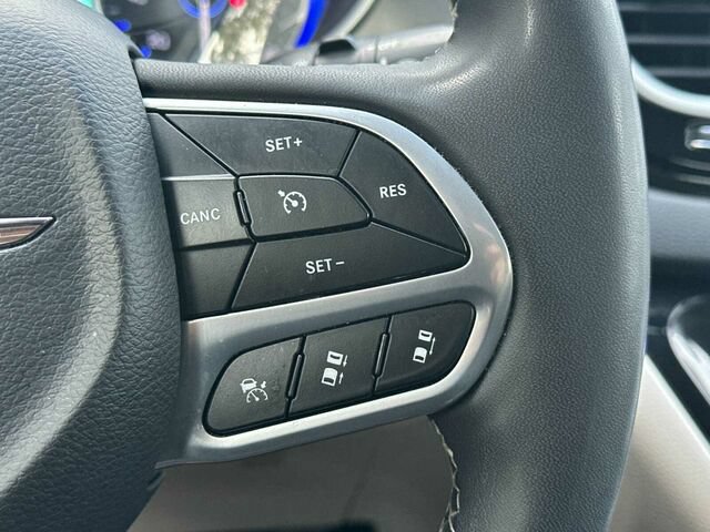 Used 2023 Chrysler Pacifica Touring-L FWD image 29