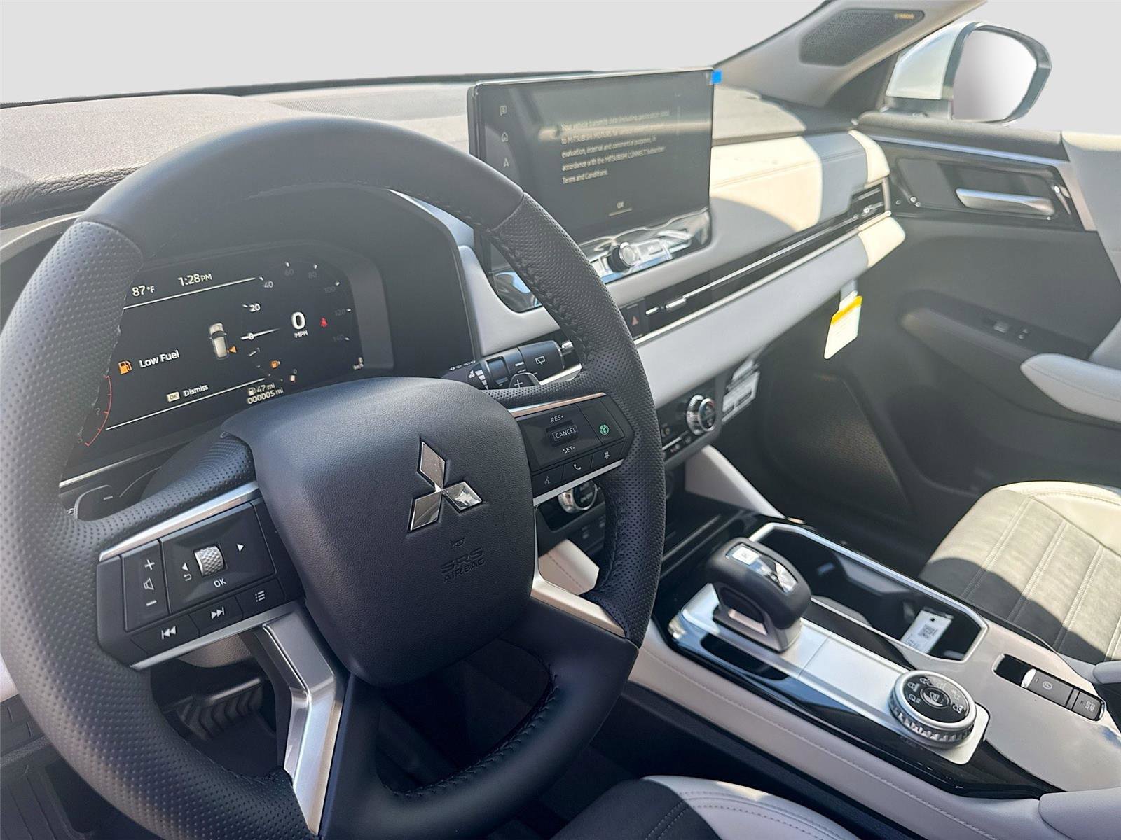 New 2025 Mitsubishi Outlander SE image 9