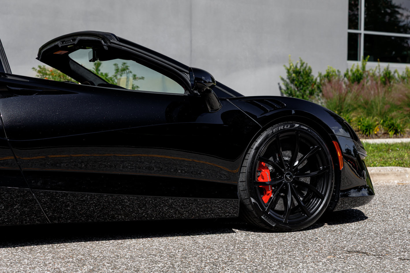 Used 2026 McLaren Artura Spider RWD image 35
