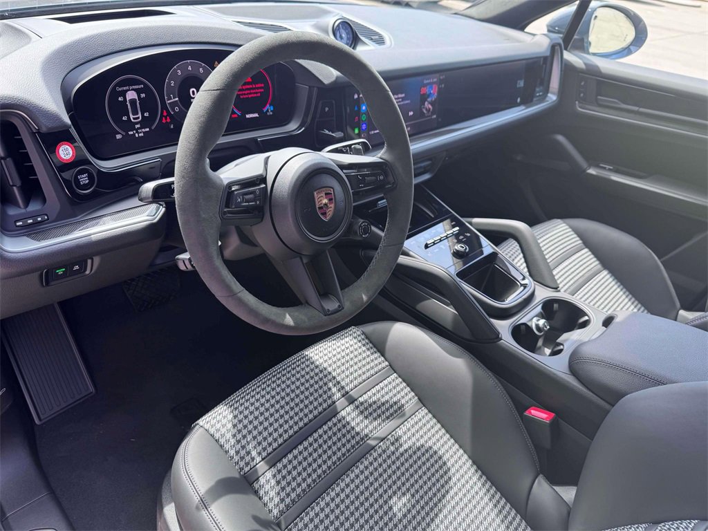 New 2025 Porsche Cayenne Coupe image 4