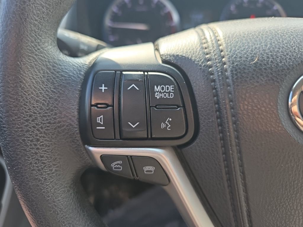 Used 2014 Toyota Highlander LE image 17