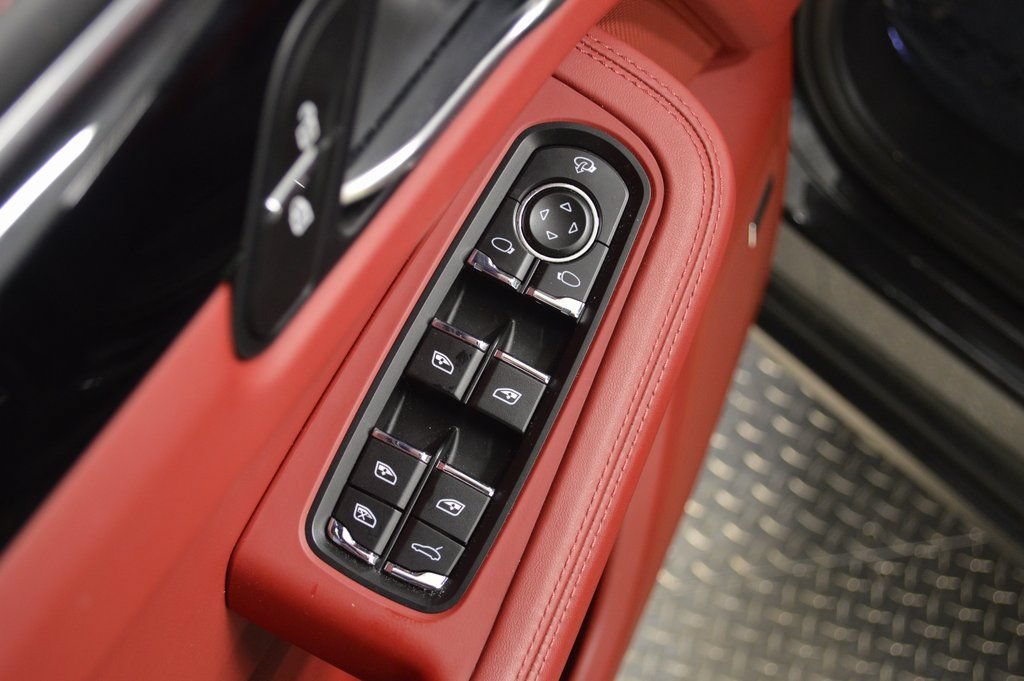 Certified 2025 Porsche Macan AWD/4WD image 18