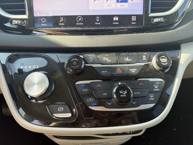 Used 2023 Chrysler Pacifica Touring-L FWD image 30