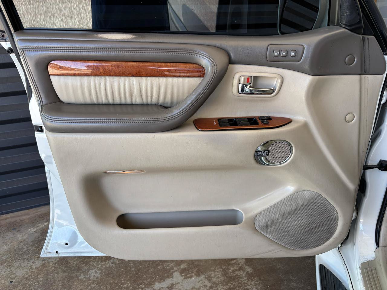 Used 2004 Lexus LX 470 4WD w/ Preferred Accessory Pkg image 18