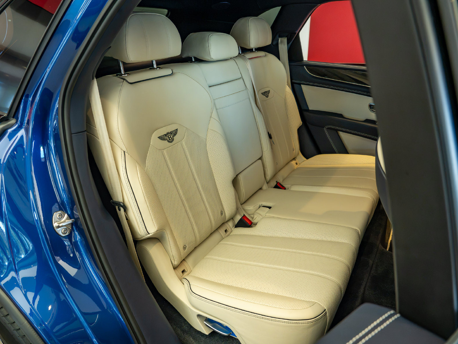 Used 2022 Bentley Bentayga AWD/4WD image 28
