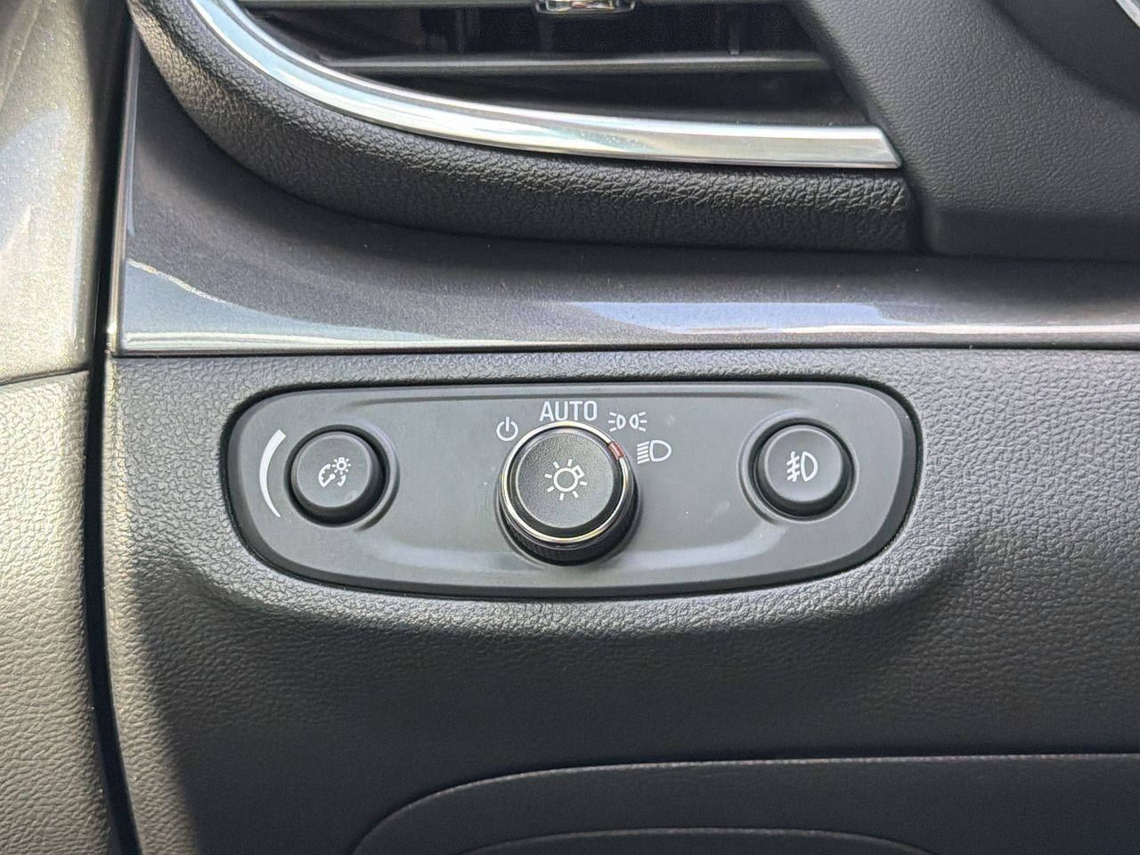 Used 2020 Buick Encore Essence FWD image 23