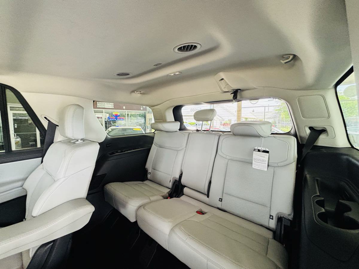 Used 2025 Ford Expedition Platinum w/ Driver's Package AWD/4WD image 32