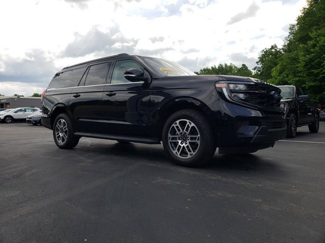 Used 2025 Ford Expedition Max Active AWD/4WD image 3