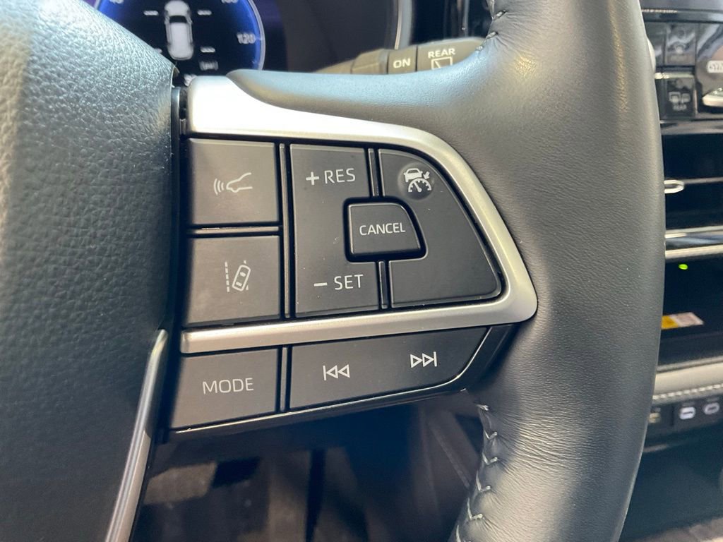 Used 2024 Toyota Highlander Platinum image 12