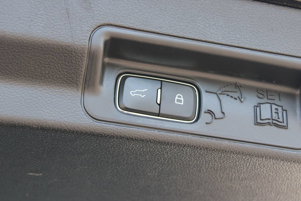 Used 2022 Ford Explorer Limited w/ Equipment Group 301A RWD image 18