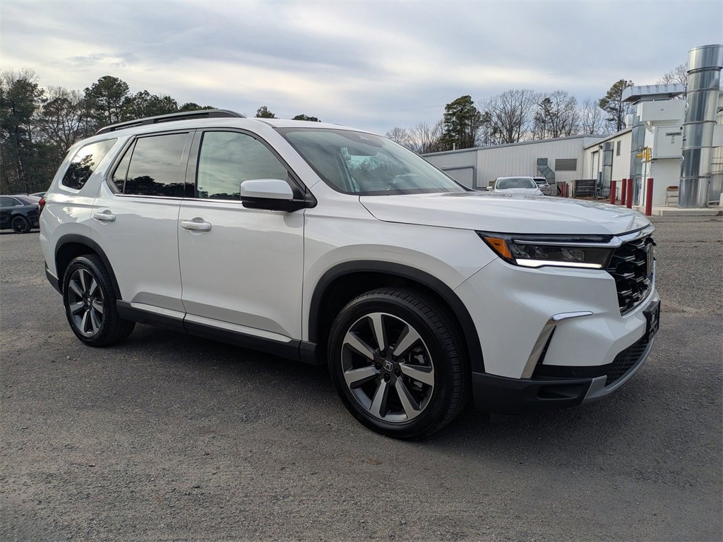 Used 2025 Honda Pilot Touring image 2